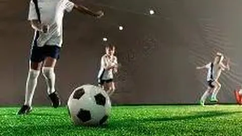 字母哥怒斥全队后遭换下，怒砸板凳发泄失落情绪，一度落后33分